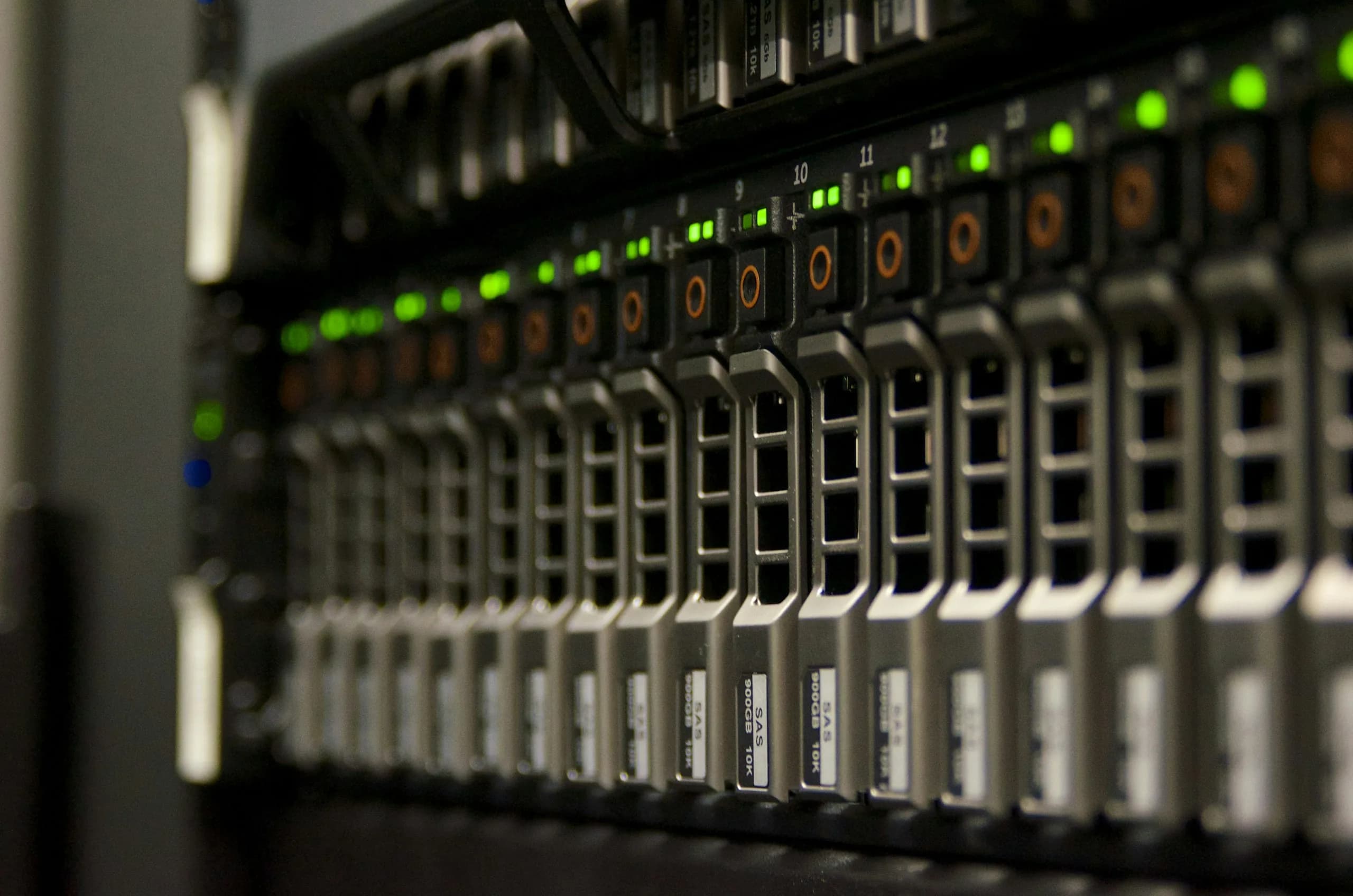 Front eines Servers mit Laufwerksschächten und grünen Status-LEDs